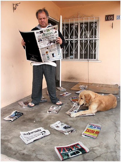 Yuri recogiendo el periódico 2 