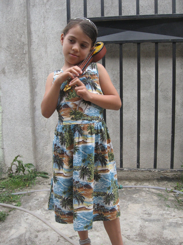 ELLA LE DA COLOR A LA VIDA CUANDO SE TORNA ARIDA
