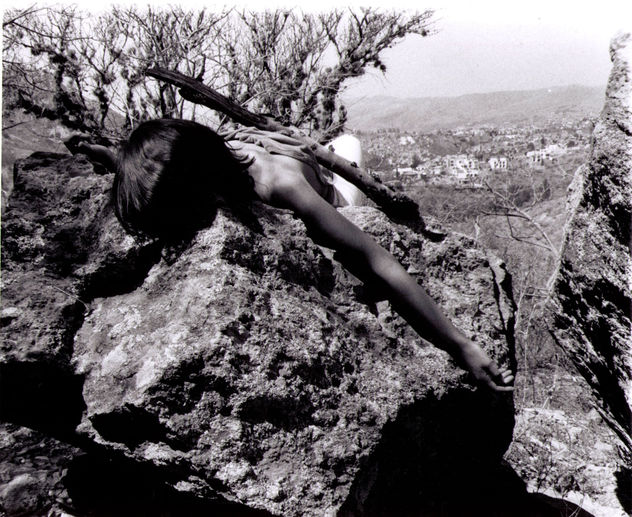 la mujer sobre la piedra