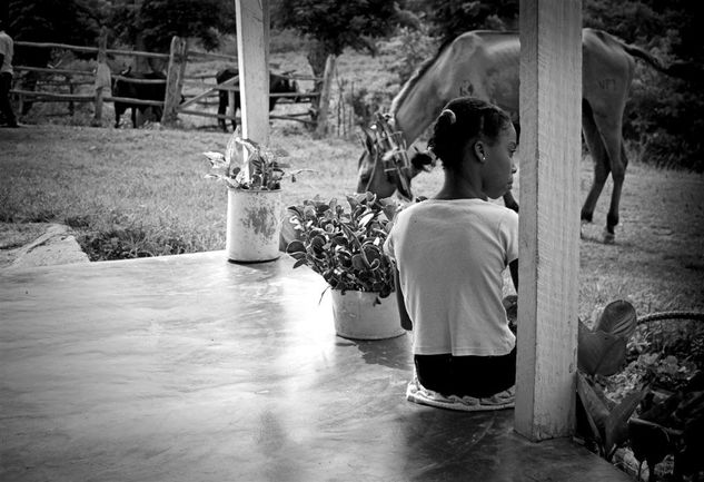 Niña mirando al sudeste Portrait Black and White (Digital)