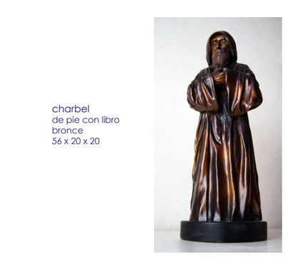 Charbel de pie con...
