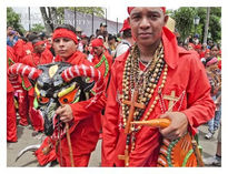 Bailan y tocan maracas