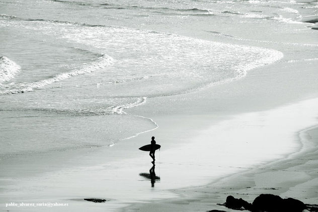 SURFER CAMINO AL AGUA