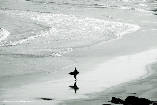 SURFER CAMINO AL AGUA 