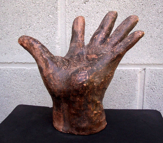 Estudio de una Mano Pottery Figurative