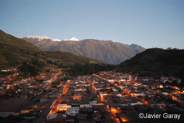 Corongo anocheciendo 