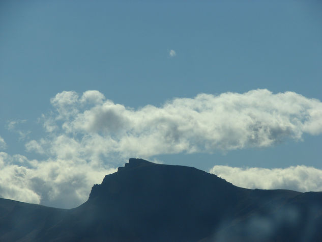 INDIO DORMIDO ENTRE NUBES Naturaleza Color (Digital)