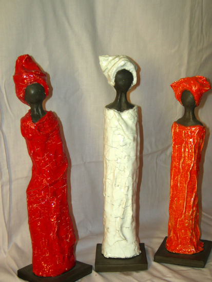 Tres mujeres africanas Pottery Figurative