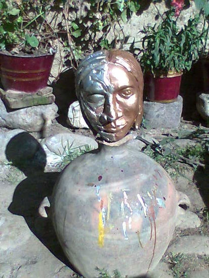 BELLEZA ENCONTRADA O BELLAZA PERDIDA Pottery Figurative