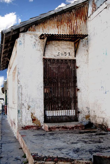 Casa de barrio abajo. Arquitectura e interiorismo Color (Digital)