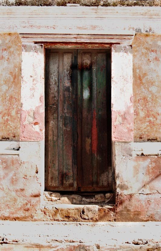 la puerta.