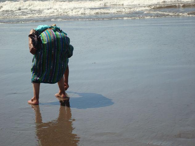 Mujer indigena guatemalteca en la playa 