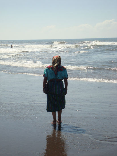 Mujer indigena guatemalteca en la playa 