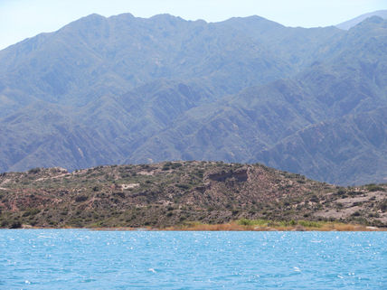 Dique y montaña