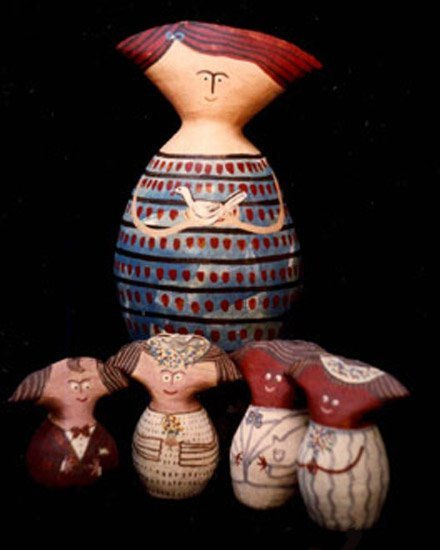Boneca Grande com Casais de Noivos Pequenos