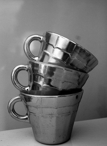 Tazas sobre el mantel
