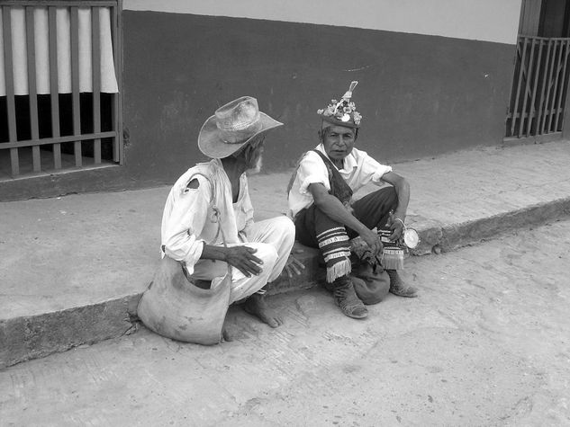 CONVERSANDO BAJO Travel Black and White (Digital)