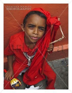 Hasta los niños son iniciados en el fervor Fotoperiodismo y documental Color (Digital)