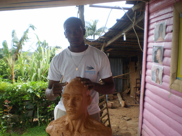 cesar ant. construyendo un busto en arcilla