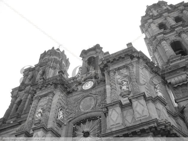 DE RODILLAS A LA IGLESIA
