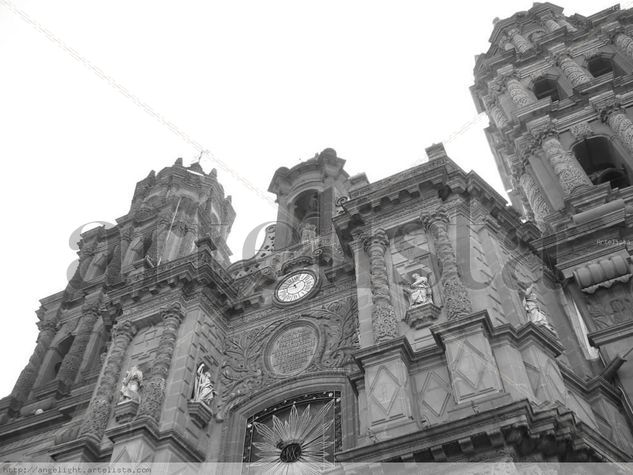 DE RODILLAS A LA IGLESIA Architecture and Interiorism Black and White (Digital)