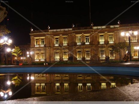 Recostado en la fuente