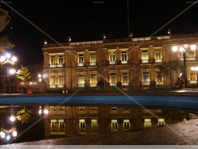 RECOSTADO EN LA FUENTE