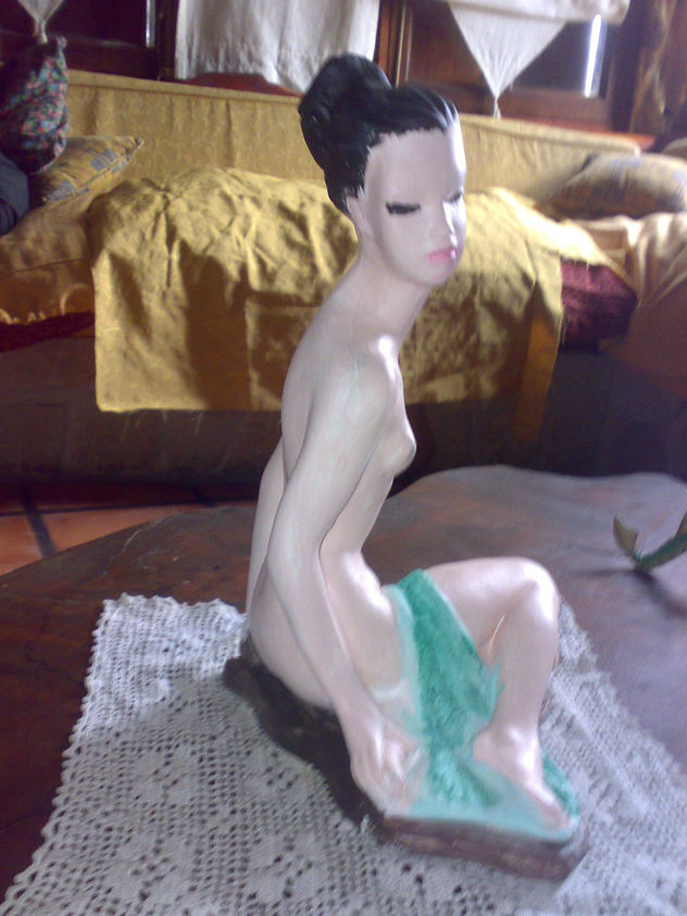 mujer oriental reposando