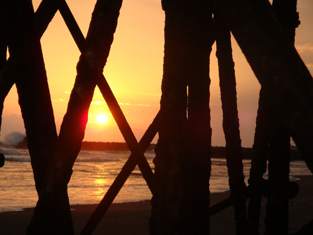 estructuras de antaño y puesta de sol 