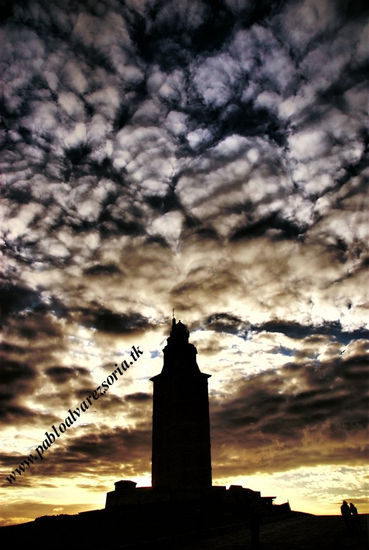 LA TORRE DE HÉRCULES EN EL CREPÚSCULO Arquitectura e interiorismo Blanco y Negro (Digital)