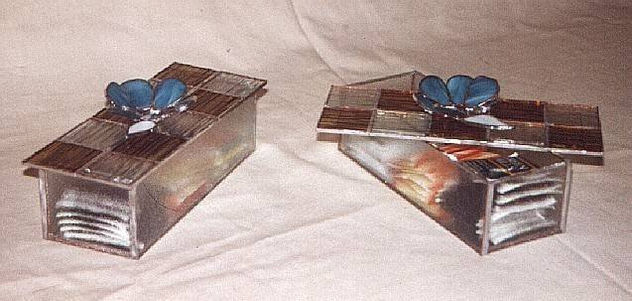 caja en vitraux con flor aplicada
