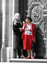 la chica de rojo