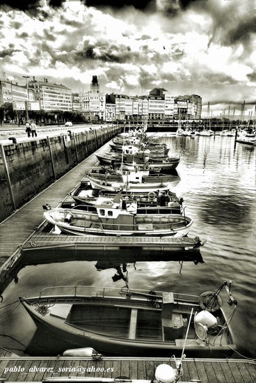 PESQUEROS AMARRADOS EN EL PUERTO 