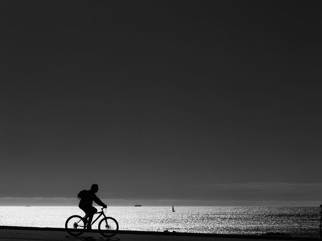 Silueta de un ciclista Photojournalism and Documentary Black and White (Digital)