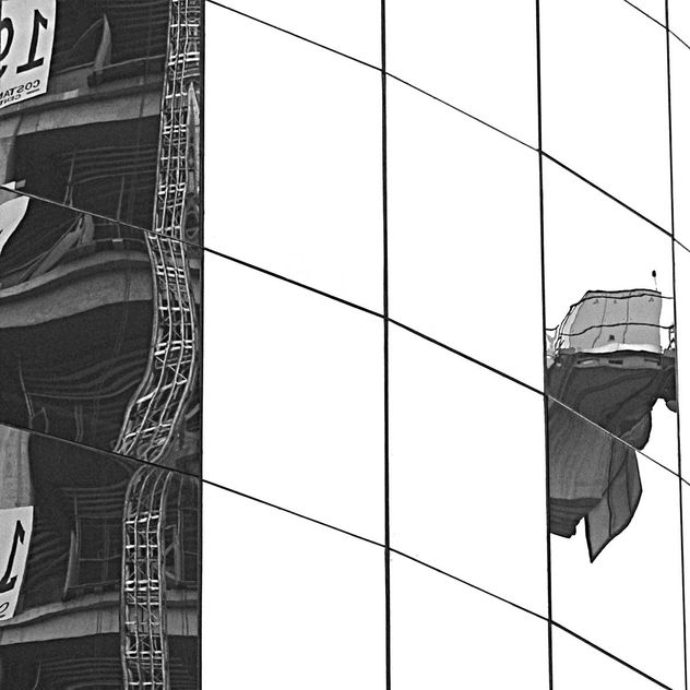 Reflejos de un Monumento a la crisis