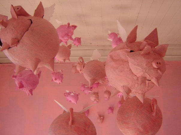 ataque de cerdos voladores rosados