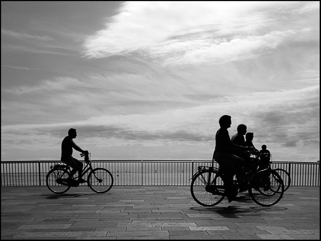 El hombre de atrás Photojournalism and Documentary Black and White (Digital)