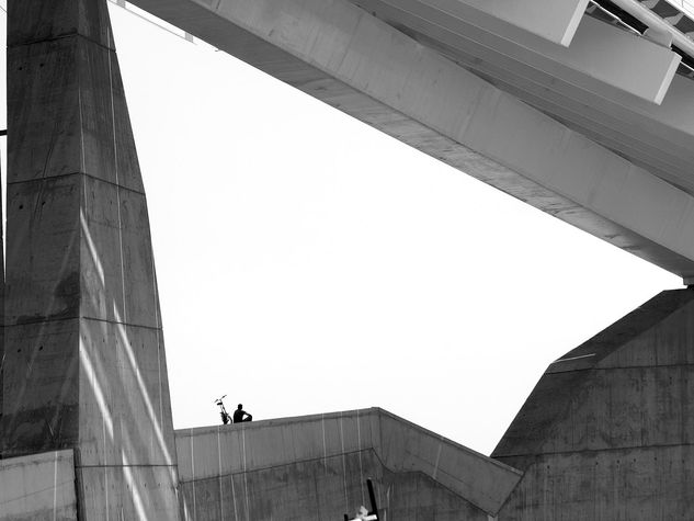 El hombre de la bici (1) Photojournalism and Documentary Black and White (Digital)