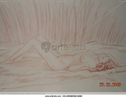 Desnudo en la hierba.