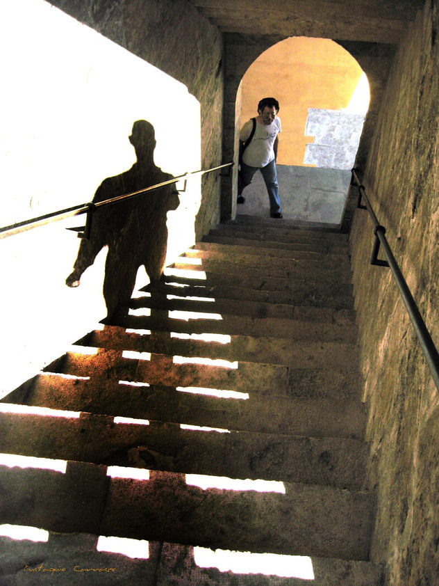 La sombra que espera en la escalera