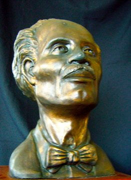 "Dr. Pedro Albizu Campos [Busto] obra de José Hermitanho Mixed Figurative