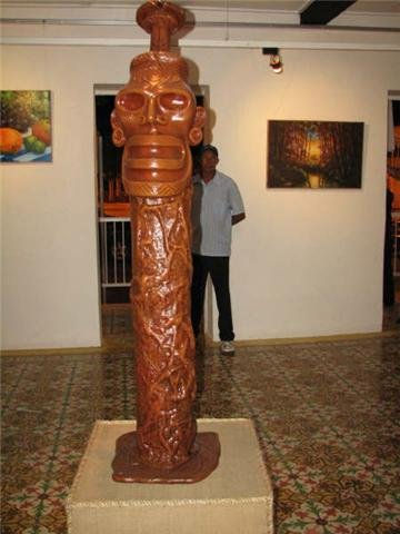 totem de aldea taina de la tribu macorix con pictografia taina y representacion de boiniael Dios Cerámica Figurativa