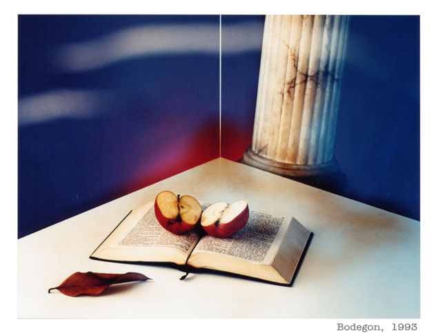Libro abierto con manzana