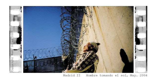 Hombre tomando el sol. Escena/Alcala-Meco Photojournalism and Documentary Color (Digital)