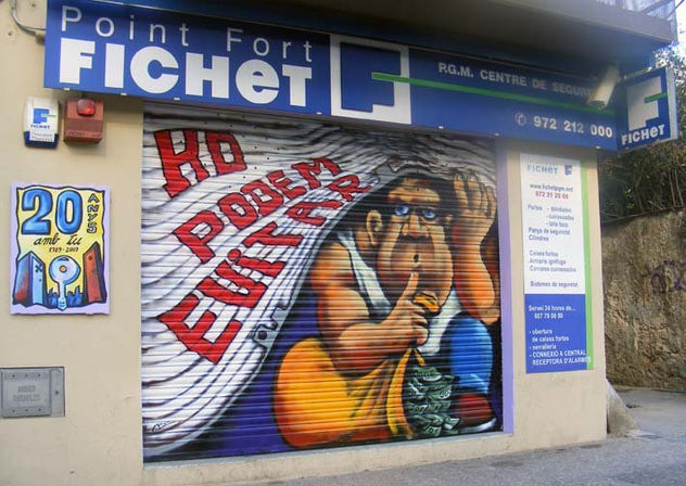 Graffiti en la puerta exterior de una empresa de seguridad