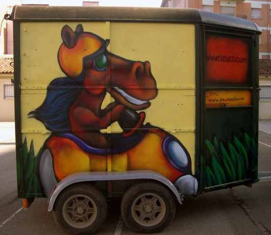 graffiti en remolque para caballos