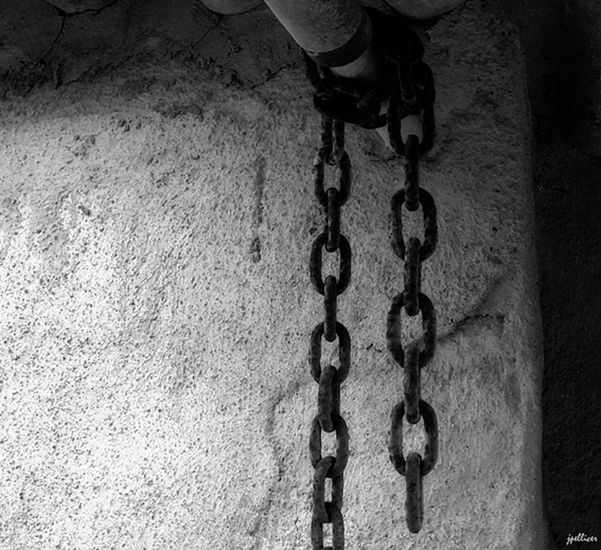 Tus Cadenas Conceptual/Abstracto Blanco y Negro (Digital)