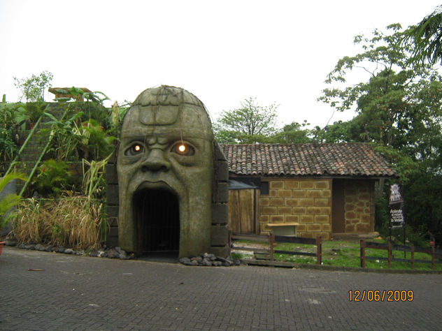 Cabeza tolteca en acceso a casa de sustos