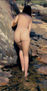 nina en las rocas