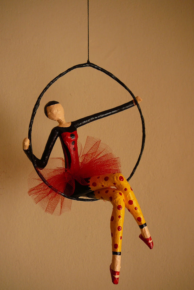 Acrobata en aro con tutu